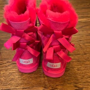 Pink suede bailey bow UGGs. NEW never worn